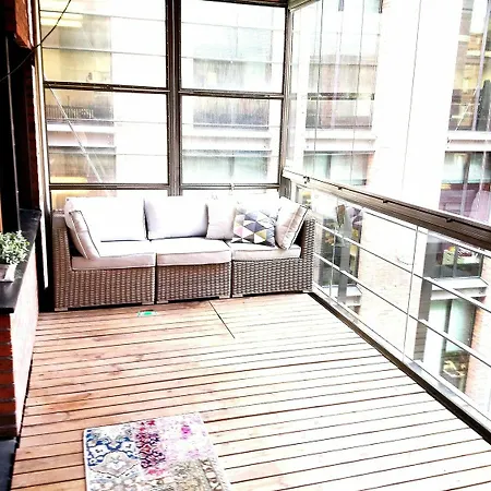 Suberb Location With Silence Apartment *